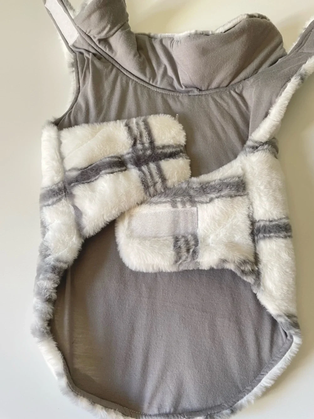Koolaburra UGG Medium Danny Faux Fur Reversible Pet Vest Cozy White Gray Plaid